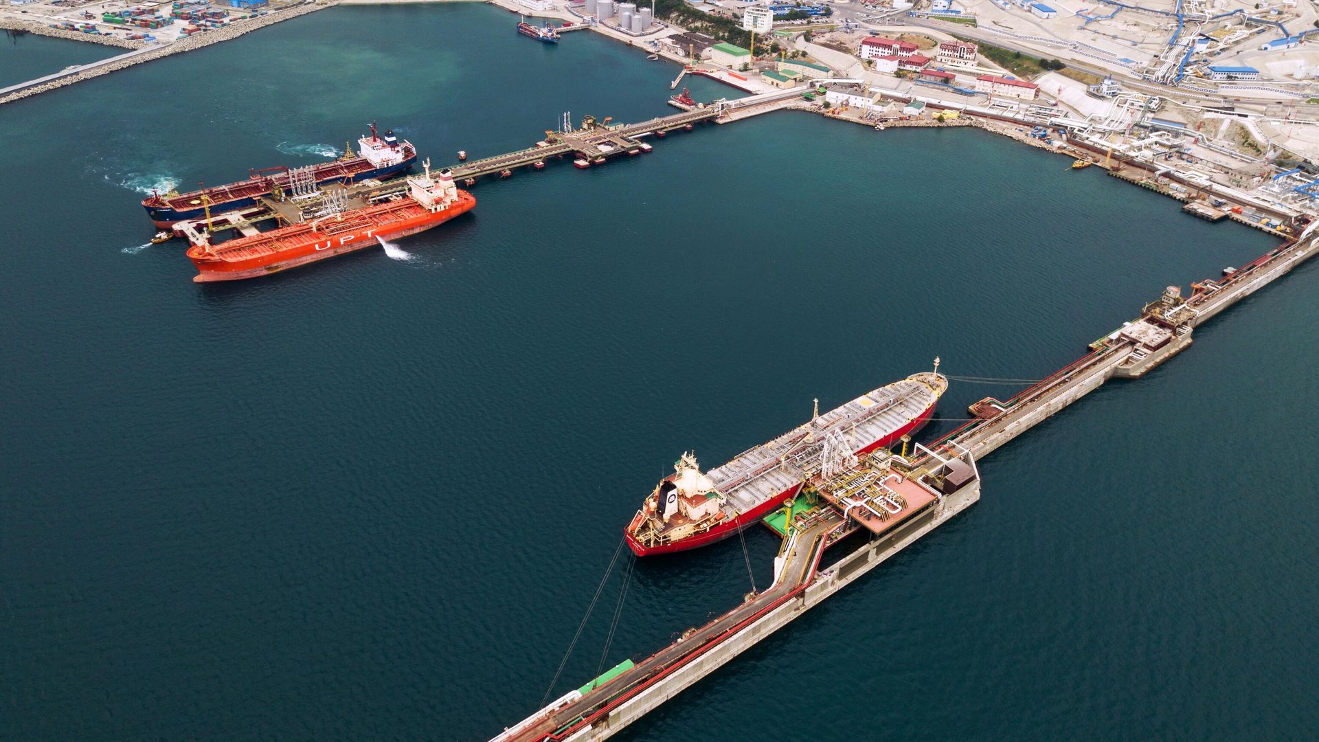 Нефтяной терминал в Новороссийске Нефтяной терминал в Новороссийске - РИА Новости, 1920, 20.05.2022