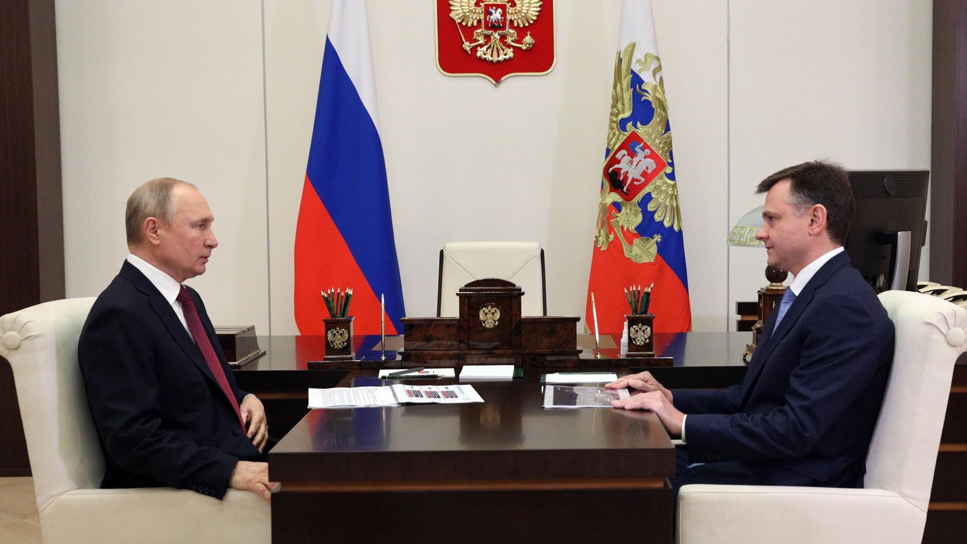 Президент РФ Владимир Путин и генеральный директор, председатель правления ПАО ОАК Юрий Слюсарь Президент РФ Владимир Путин и генеральный директор, председатель правления ПАО ОАК Юрий Слюсарь - РИА Новости, 1920, 04.11.2024