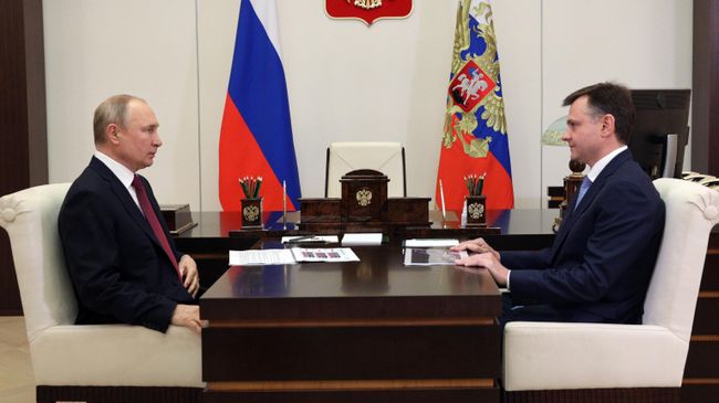  Президент РФ Владимир Путин и генеральный директор, председатель правления ПАО ОАК Юрий Слюсарь