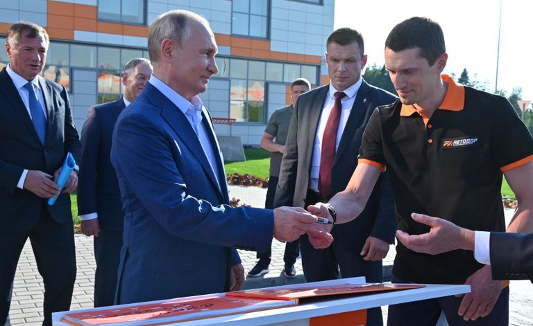 Президент РФ Владимир Путин оставляет памятную запись в книге почетных гостей на церемонии ввода в эксплуатацию ЦКАД Президент РФ Владимир Путин оставляет памятную запись в книге почетных гостей на церемонии ввода в эксплуатацию ЦКАД