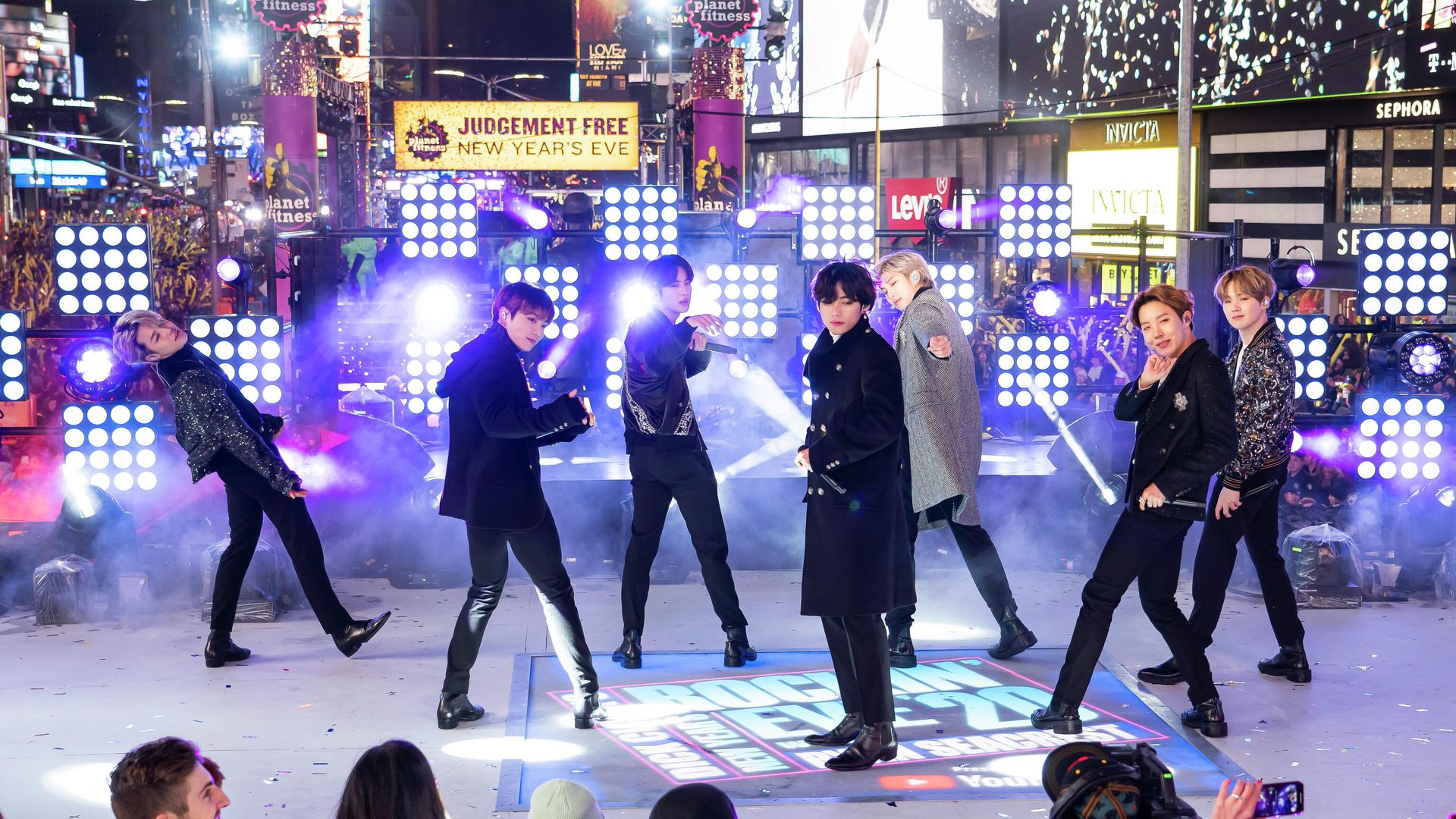 Участники группы BTS во время выступления Участники группы BTS во время выступления - РИА Новости, 1920, 05.12.2022