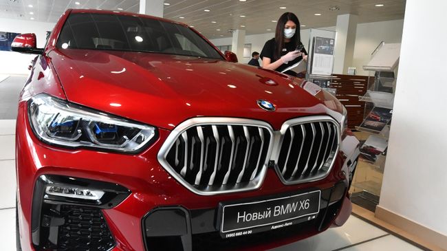 Автомобиль BMW в автосалоне в Москве