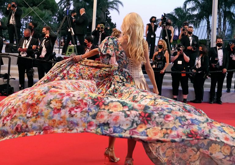 Анджелина Кали позирует фотографам по прибытии на премьеру фильма Разделение на 74-м международном кинофестивале, Канны Анджелина Кали позирует фотографам по прибытии на премьеру фильма Разделение на 74-м международном кинофестивале, Канны