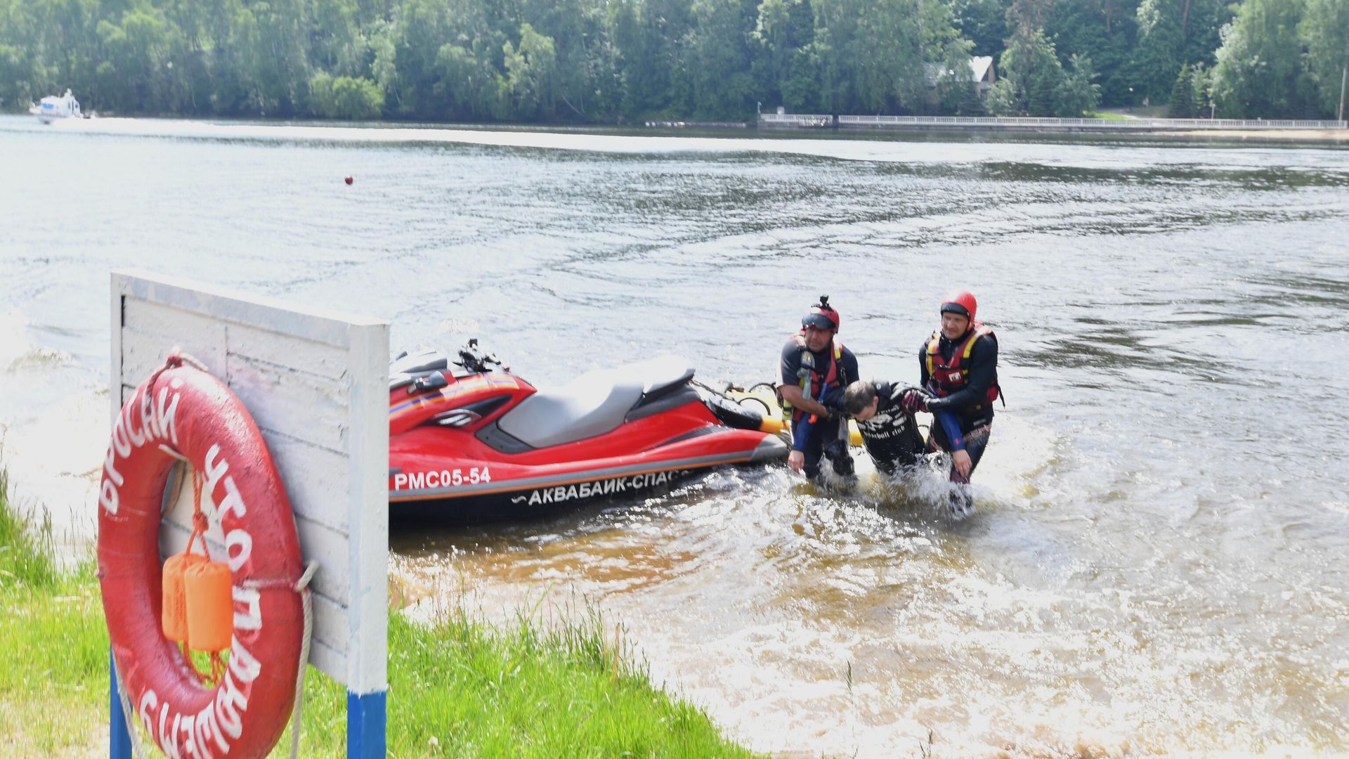 Сотрудники Московской службы спасения на воде Сотрудники Московской службы спасения на воде - РИА Новости, 1920, 04.07.2022