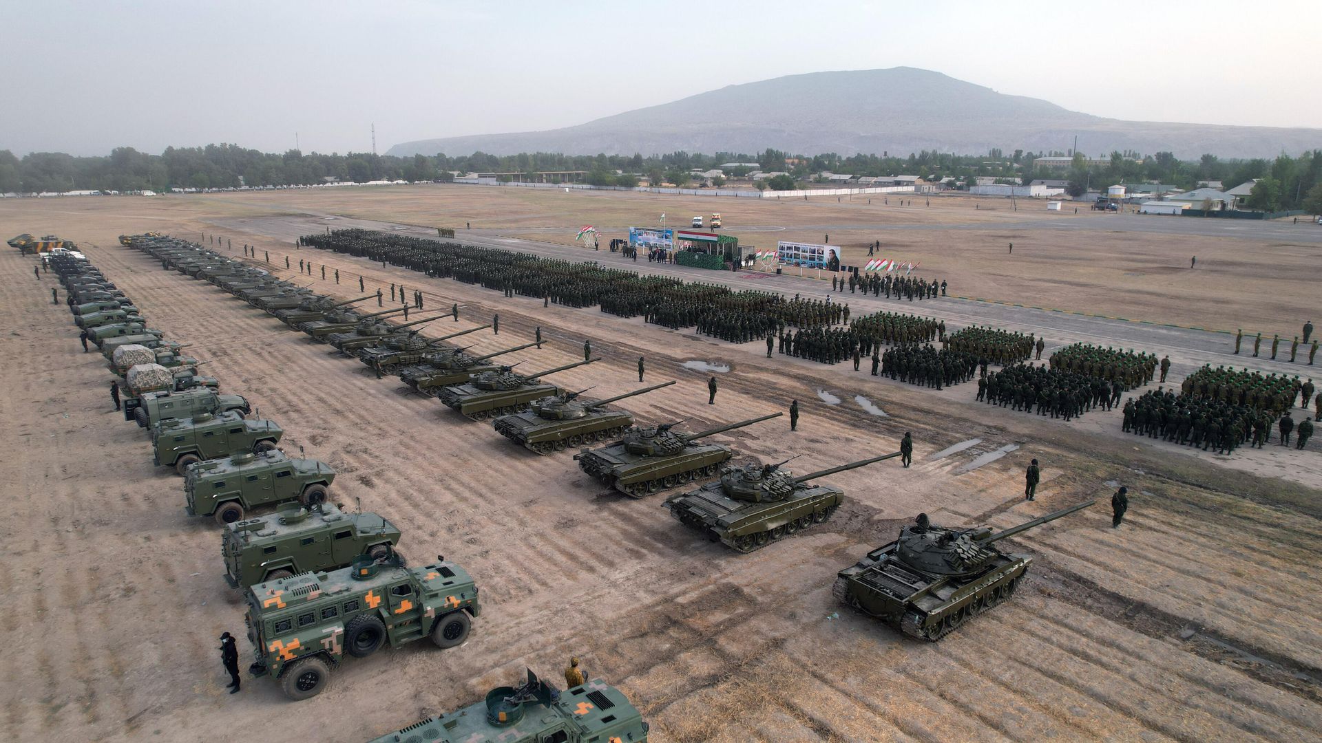 Военнослужащие Таджикистана участвуют в параде на границе с Афганистаном Военнослужащие Таджикистана участвуют в параде на границе с Афганистаном - РИА Новости, 1920, 05.08.2021