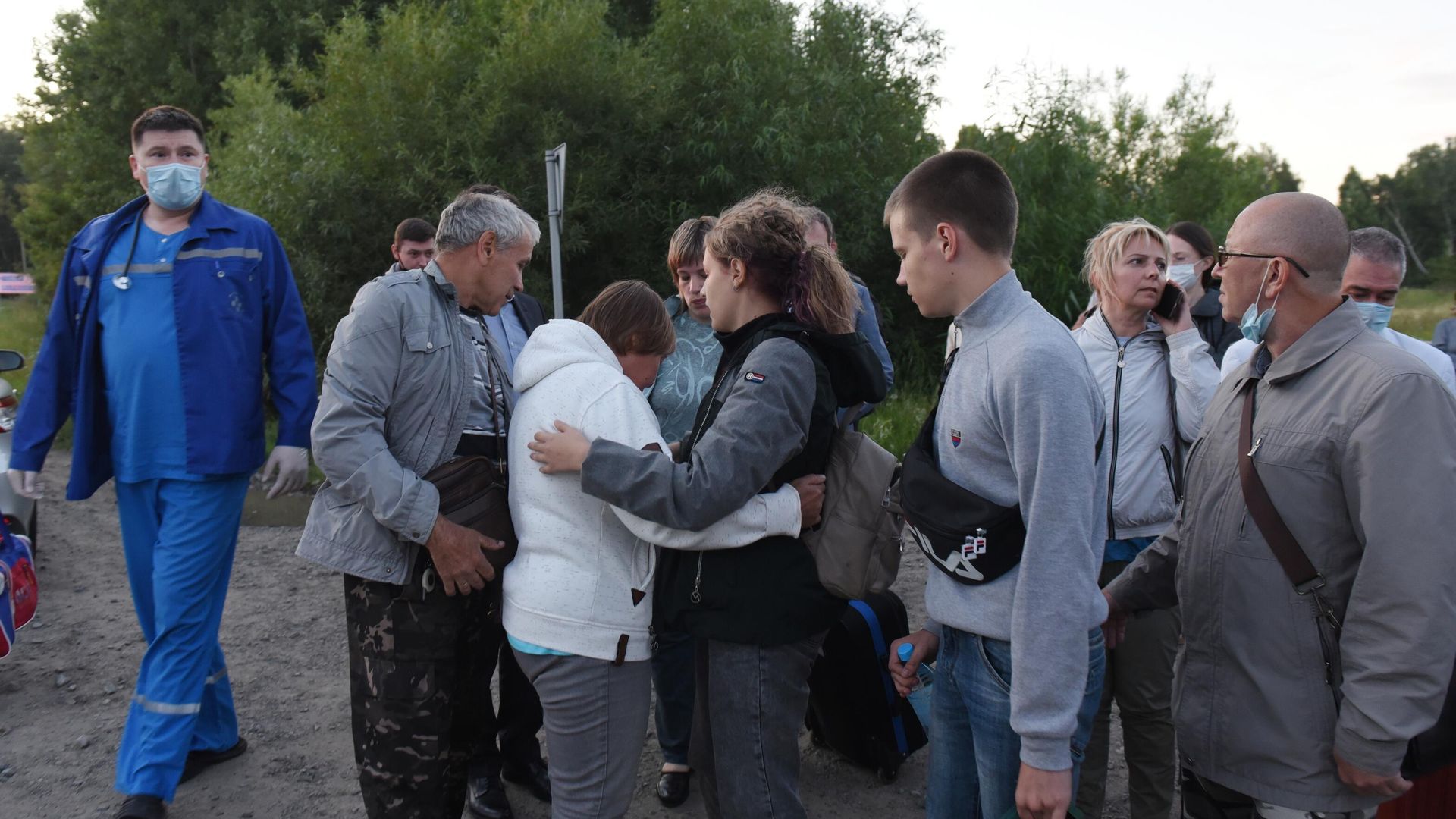 Встреча пассажиров, эвакуированных с места жесткой посадки самолета Ан-28 Сибирской легкой авиации в Томской области Встреча пассажиров, эвакуированных с места жесткой посадки самолета Ан-28 Сибирской легкой авиации в Томской области - РИА Новости, 1920, 21.07.2021