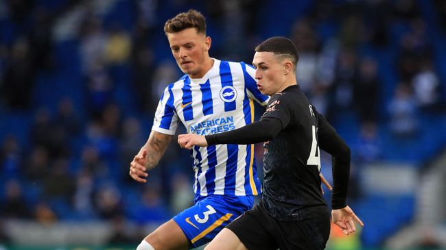 Manchester City's English midfielder Phil Foden runs past Brighton's English defender Ben White to scores his team's second goal during the English Premier League football match between Brighton and Hove Albion and Manchester City at the American Express Community Stadium in Brighton, southern England on May 18, 2021. (Photo by Gareth Fuller / POOL / AFP) / RESTRICTED TO EDITORIAL USE. No use with unauthorized audio, video, data, fixture lists, club/league logos or 'live' services. Online in-match use limited to 120 images. An additional 40 images may be used in extra time. No video emulation. Social media in-match use limited to 120 images. An additional 40 images may be used in extra time. No use in betting publications, games or single club/league/player publications. / 