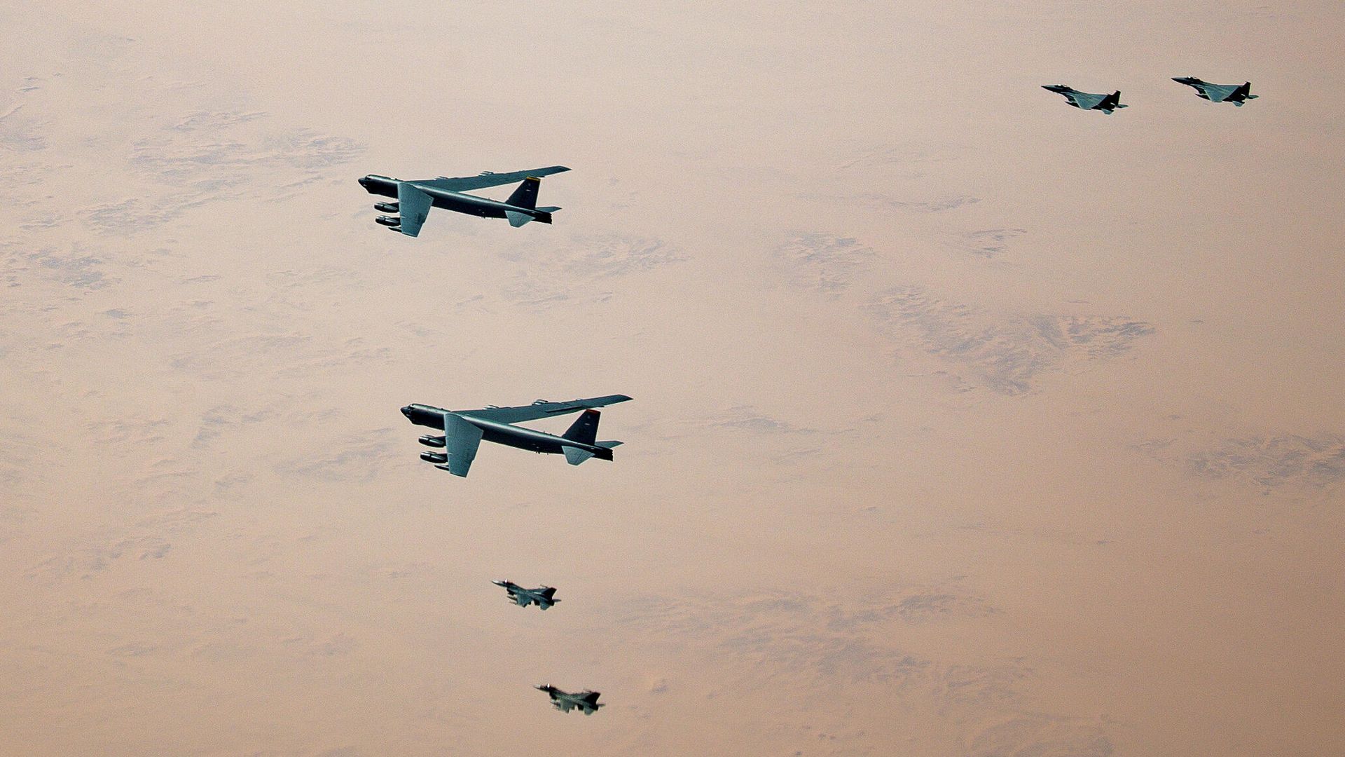 Американские самолеты KC-135 Stratotanker, B-52 Stratofortresses и F-16 Fighting Falcon в сопровождении истребителей F-15SAs Королевских ВВС Саудовской Аравии Американские самолеты KC-135 Stratotanker, B-52 Stratofortresses и F-16 Fighting Falcon в сопровождении истребителей F-15SAs Королевских ВВС Саудовской Аравии - РИА Новости, 1920, 17.07.2021