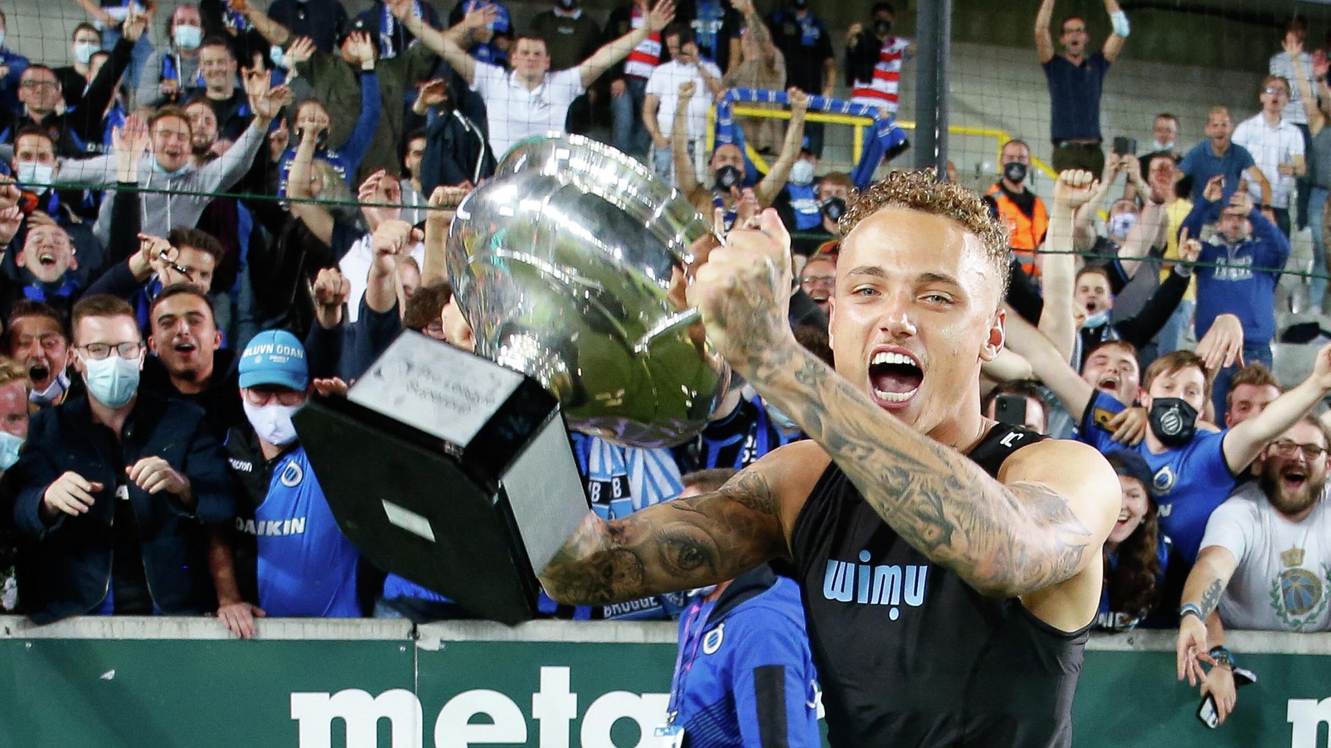 Club Brugge's Dutch midfielder Noa Lang celebrates with the trophy after winning the Belgian Super Cup match between Club Brugge KV and KRC Genk, in Bruges on 17 July 2021. (Photo by BRUNO FAHY / Belga / AFP) / Belgium OUT Club Brugge's Dutch midfielder Noa Lang celebrates with the trophy after winning the Belgian Super Cup match between Club Brugge KV and KRC Genk, in Bruges on 17 July 2021. (Photo by BRUNO FAHY / Belga / AFP) / Belgium OUT - РИА Новости, 1920, 18.07.2021