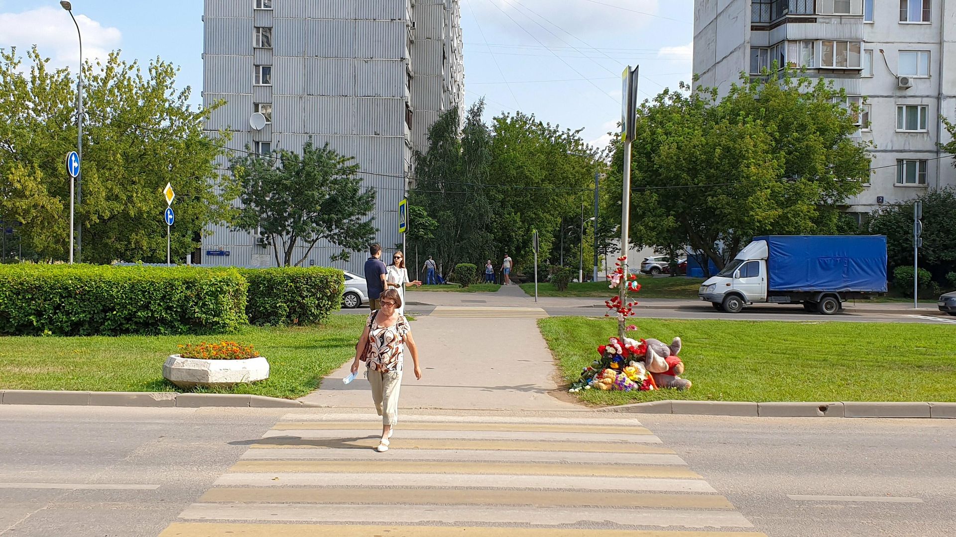 Цветы в память о погибших детях на месте ДТП на пешеходном переходе на улице Авиаторов в Москве - РИА Новости, 1920, 21.07.2021