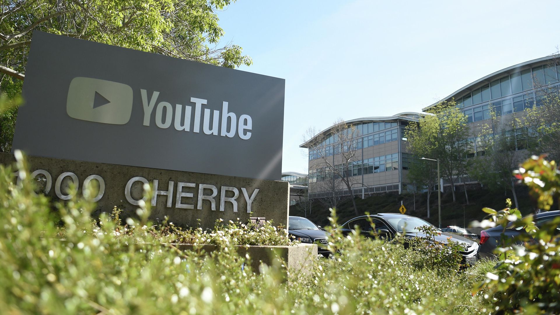 Штаб-квартира компании YouTube в Сан-Бруно, США Штаб-квартира компании YouTube в Сан-Бруно, США - РИА Новости, 1920, 04.08.2021