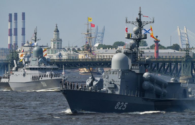 Большой ракетный катер проекта 12411 Димитровград на репетиции парада в честь Дня ВМФ в Санкт-Петербурге Большой ракетный катер проекта 12411 Димитровград на репетиции парада в честь Дня ВМФ в Санкт-Петербурге