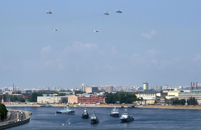 Образцы военной техники на репетиции парада в честь Дня ВМФ в Санкт-Петербурге Образцы военной техники на репетиции парада в честь Дня ВМФ в Санкт-Петербурге