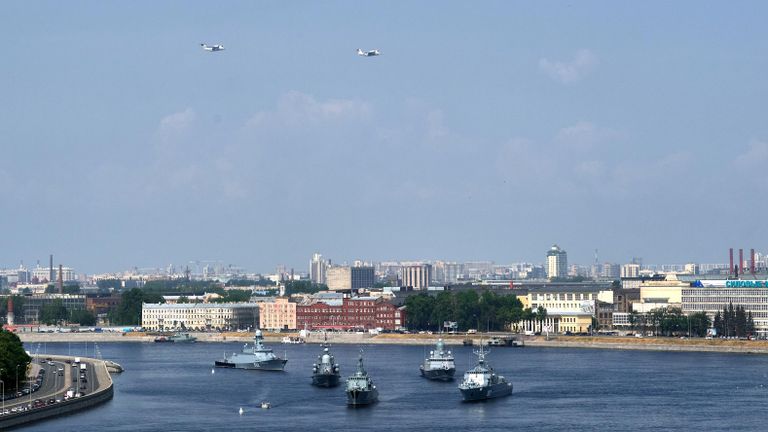 Образцы военной техники на репетиции парада в честь Дня ВМФ в Санкт-Петербурге Образцы военной техники на репетиции парада в честь Дня ВМФ в Санкт-Петербурге