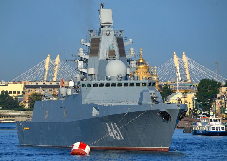 Российский многоцелевой фрегат с управляемым ракетным вооружением дальней морской и океанской зоны проекта 22350 Адмирал флота Касатонов на репетиции ко Дню ВМФ в Cанкт-Петербурге Российский многоцелевой фрегат с управляемым ракетным вооружением дальней морской и океанской зоны проекта 22350 Адмирал флота Касатонов на репетиции ко Дню ВМФ в Cанкт-Петербурге