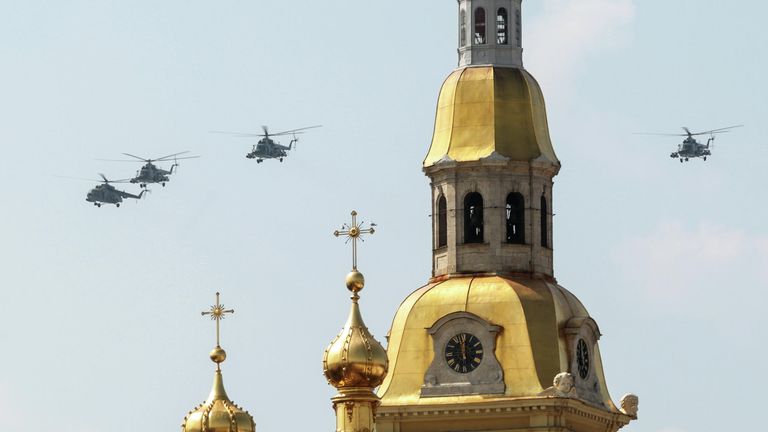 Вертолеты Ми-8 на репетиции воздушной части парада в честь Дня ВМФ в Санкт-Петербурге Вертолеты Ми-8 на репетиции воздушной части парада в честь Дня ВМФ в Санкт-Петербурге