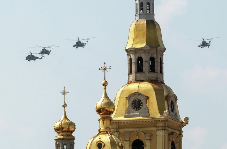 Вертолеты Ми-8 на репетиции воздушной части парада в честь Дня ВМФ в Санкт-Петербурге Вертолеты Ми-8 на репетиции воздушной части парада в честь Дня ВМФ в Санкт-Петербурге