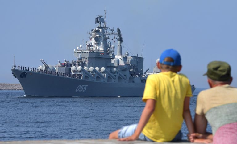 Мужчина с ребенком на набережной наблюдают за подготовкой кораблей ВМФ РФ к параду, посвященному Дню Военно-морского флота РФ, в Кронштадте Мужчина с ребенком на набережной наблюдают за подготовкой кораблей ВМФ РФ к параду, посвященному Дню Военно-морского флота РФ, в Кронштадте