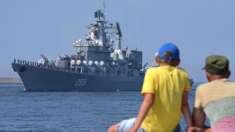 Мужчина с ребенком на набережной наблюдают за подготовкой кораблей ВМФ РФ к параду, посвященному Дню Военно-морского флота РФ, в Кронштадте Мужчина с ребенком на набережной наблюдают за подготовкой кораблей ВМФ РФ к параду, посвященному Дню Военно-морского флота РФ, в Кронштадте
