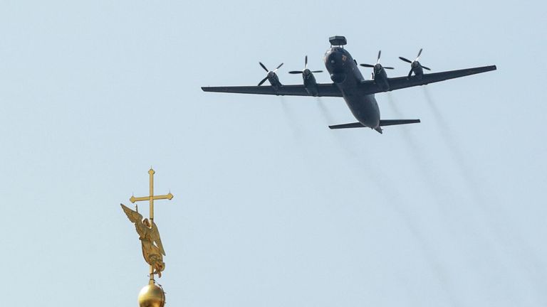 Стратегические бомбардировщики-ракетоносцы Ту-95МС на репетиции воздушной части парада в честь Дня ВМФ в Санкт-Петербурге Стратегические бомбардировщики-ракетоносцы Ту-95МС на репетиции воздушной части парада в честь Дня ВМФ в Санкт-Петербурге