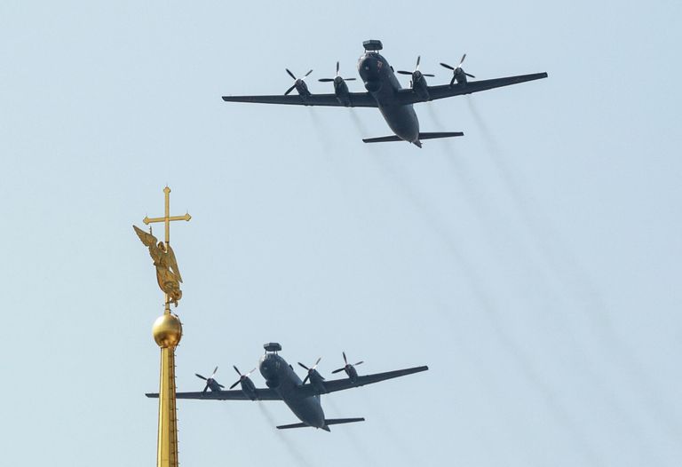 Стратегические бомбардировщики-ракетоносцы Ту-95МС на репетиции воздушной части парада в честь Дня ВМФ в Санкт-Петербурге Стратегические бомбардировщики-ракетоносцы Ту-95МС на репетиции воздушной части парада в честь Дня ВМФ в Санкт-Петербурге