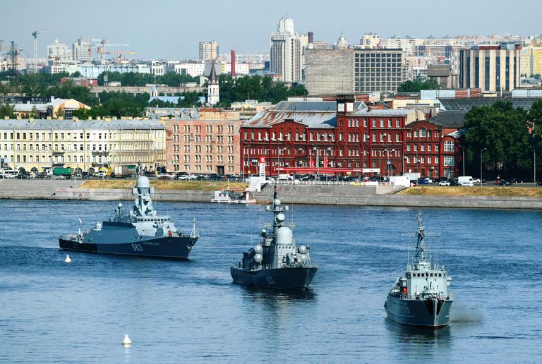 Малый ракетный корабль Зеленый Дол, большой ракетный катер Димитровград и базовый тральщик Павел Хенов после первой репетиции прохождения кораблей ко Дню ВМФ в Cанкт-Петербурге Малый ракетный корабль Зеленый Дол, большой ракетный катер Димитровград и базовый тральщик Павел Хенов после первой репетиции прохождения кораблей ко Дню ВМФ в Cанкт-Петербурге