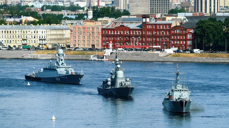 Малый ракетный корабль Зеленый Дол, большой ракетный катер Димитровград и базовый тральщик Павел Хенов после первой репетиции прохождения кораблей ко Дню ВМФ в Cанкт-Петербурге Малый ракетный корабль Зеленый Дол, большой ракетный катер Димитровград и базовый тральщик Павел Хенов после первой репетиции прохождения кораблей ко Дню ВМФ в Cанкт-Петербурге