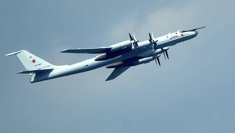 Дальний противолодочный самолет Ту-142М Вологда на репетиции воздушной части парада в честь Дня ВМФ в Санкт-Петербурге Дальний противолодочный самолет Ту-142М Вологда на репетиции воздушной части парада в честь Дня ВМФ в Санкт-Петербурге