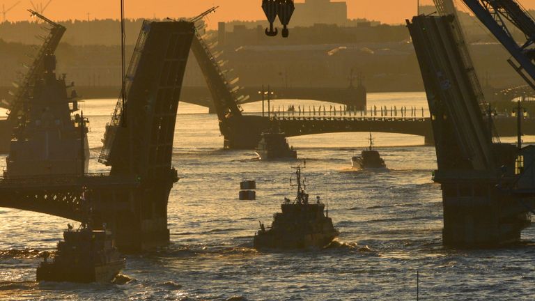 Репетиция прохождения кораблей ко Дню ВМФ в Cанкт-Петербурге Репетиция прохождения кораблей ко Дню ВМФ в Cанкт-Петербурге