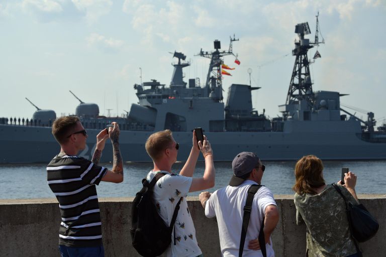Люди на набережной наблюдают за подготовкой кораблей ВМФ РФ к параду, посвященному Дню Военно-морского флота РФ, в Кронштадте Люди на набережной наблюдают за подготовкой кораблей ВМФ РФ к параду, посвященному Дню Военно-морского флота РФ, в Кронштадте