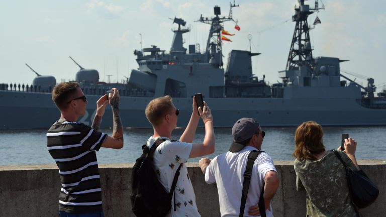 Люди на набережной наблюдают за подготовкой кораблей ВМФ РФ к параду, посвященному Дню Военно-морского флота РФ, в Кронштадте Люди на набережной наблюдают за подготовкой кораблей ВМФ РФ к параду, посвященному Дню Военно-морского флота РФ, в Кронштадте