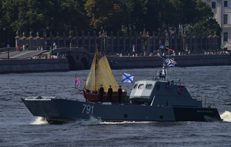 Десантный катер Алексей Баринов на репетиции парада в честь Дня ВМФ в Санкт-Петербурге Десантный катер Алексей Баринов на репетиции парада в честь Дня ВМФ в Санкт-Петербурге