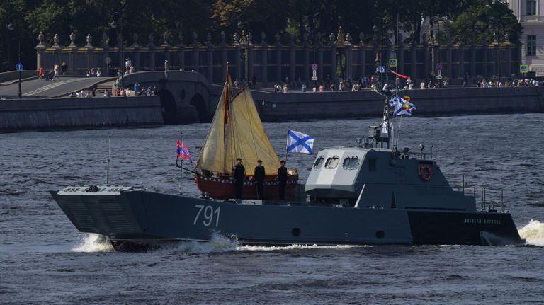 Десантный катер Алексей Баринов на репетиции парада в честь Дня ВМФ в Санкт-Петербурге Десантный катер Алексей Баринов на репетиции парада в честь Дня ВМФ в Санкт-Петербурге