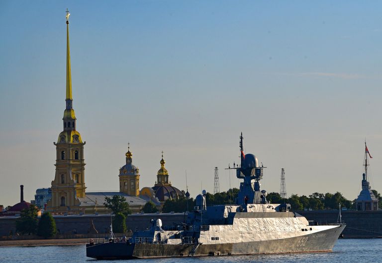 Малый ракетный корабль Град Свияжск на репетиции прохождения кораблей ко Дню ВМФ в Cанкт-Петербурге. Малый ракетный корабль Град Свияжск на репетиции прохождения кораблей ко Дню ВМФ в Cанкт-Петербурге.