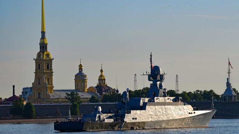 Малый ракетный корабль Град Свияжск на репетиции прохождения кораблей ко Дню ВМФ в Cанкт-Петербурге. Малый ракетный корабль Град Свияжск на репетиции прохождения кораблей ко Дню ВМФ в Cанкт-Петербурге.