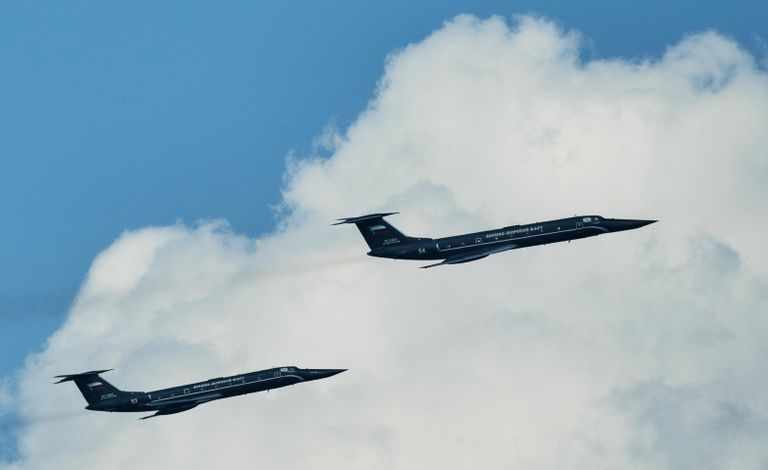 Самолёты Ту-134УБЛ Черная жемчужина на репетиции воздушной части парада в честь Дня ВМФ в Санкт-Петербурге Самолёты Ту-134УБЛ Черная жемчужина на репетиции воздушной части парада в честь Дня ВМФ в Санкт-Петербурге