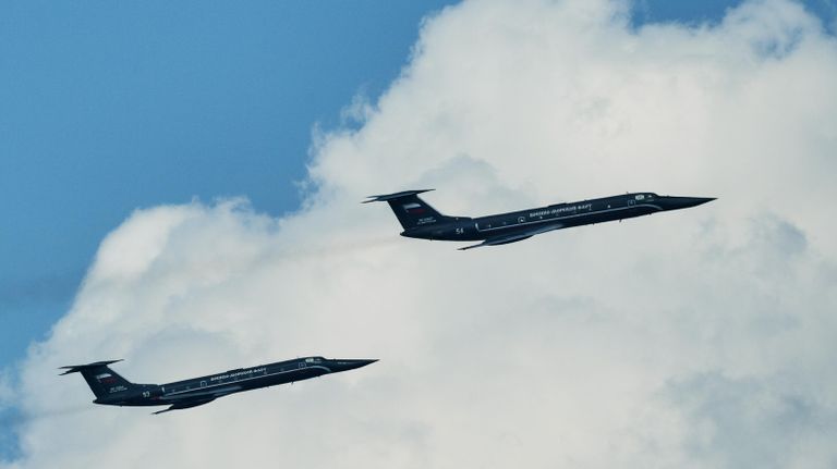Самолёты Ту-134УБЛ Черная жемчужина на репетиции воздушной части парада в честь Дня ВМФ в Санкт-Петербурге Самолёты Ту-134УБЛ Черная жемчужина на репетиции воздушной части парада в честь Дня ВМФ в Санкт-Петербурге