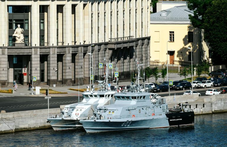 Первая репетиция прохождения по Неве кораблей ко Дню ВМФ в Cанкт-Петербурге Первая репетиция прохождения по Неве кораблей ко Дню ВМФ в Cанкт-Петербурге