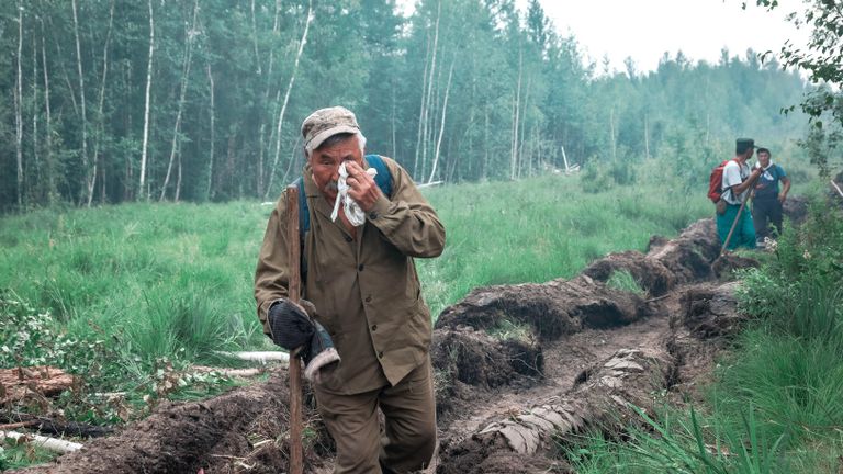 Люди копают траншеи во время тушение лесных пожаров в Якутии