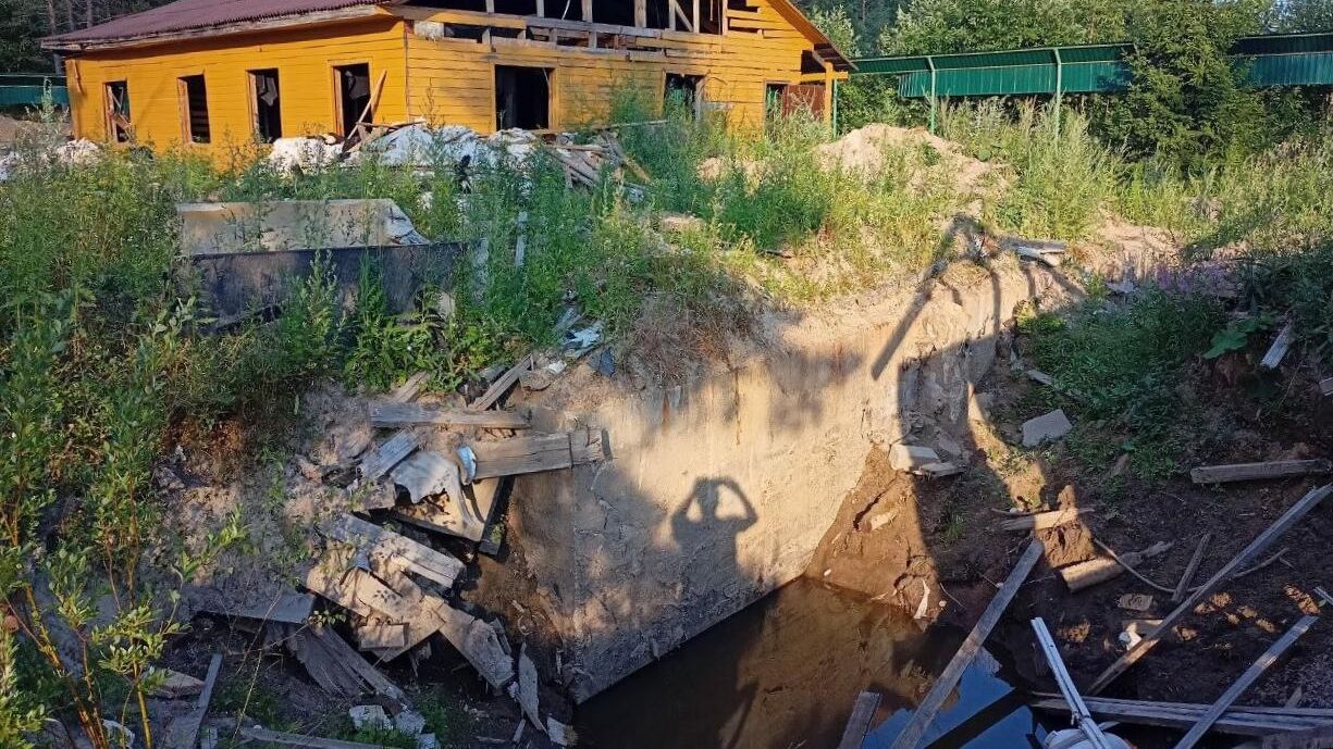Остатки строений на участке, где была найдена заброшенная частная тюрьма в коттеджном поселке Новый Петербург - РИА Новости, 1920, 19.07.2021