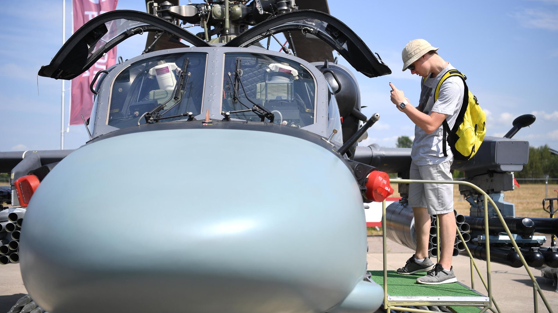 Посетитель фотографирует кабину российского разведывательно-ударного вертолета Ка-52 на Международном авиационно-космическом салоне МАКС-2021 Посетитель фотографирует кабину российского разведывательно-ударного вертолета Ка-52 на Международном авиационно-космическом салоне МАКС-2021 - РИА Новости, 1920, 06.08.2021