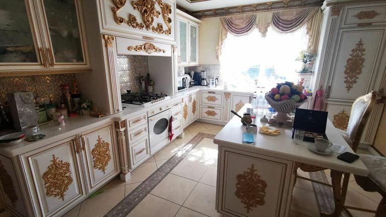 Кухня в доме главы ГИБДД по Ставропольскому краю Алексея Сафонова Кухня в доме главы ГИБДД по Ставропольскому краю Алексея Сафонова