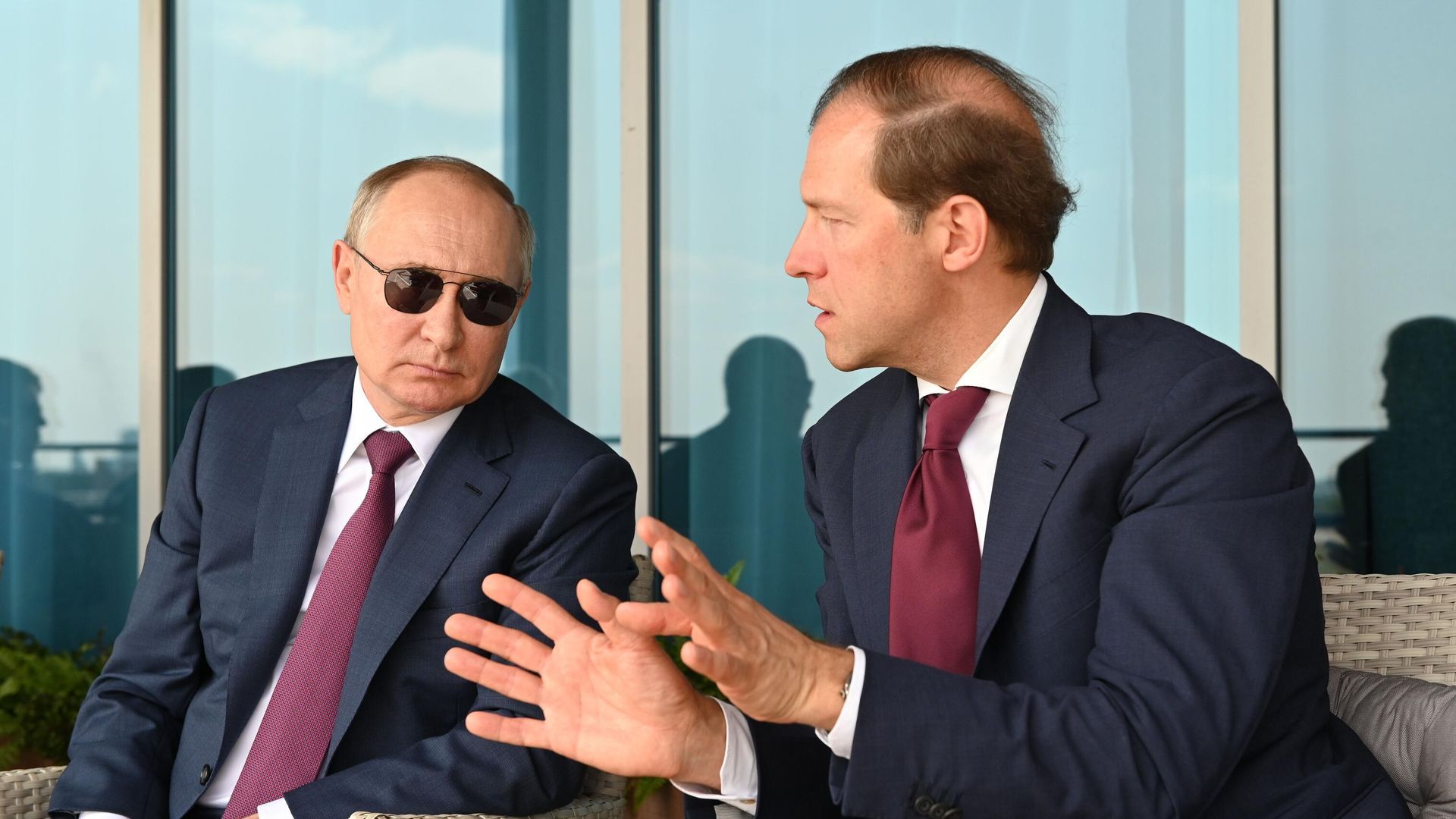 Президент РФ Владимир Путин и министр промышленности и торговли РФ Денис Мантуров (справа) на Международном авиационно-космическом салоне МАКС-202 Президент РФ Владимир Путин и министр промышленности и торговли РФ Денис Мантуров (справа) на Международном авиационно-космическом салоне МАКС-202 - РИА Новости, 1920, 20.07.2021