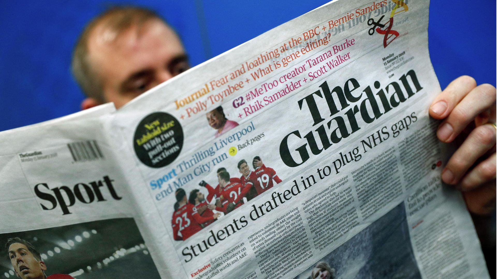 Мужчина читает британскую газету The Guardian Мужчина читает британскую газету The Guardian - РИА Новости, 1920, 21.07.2021