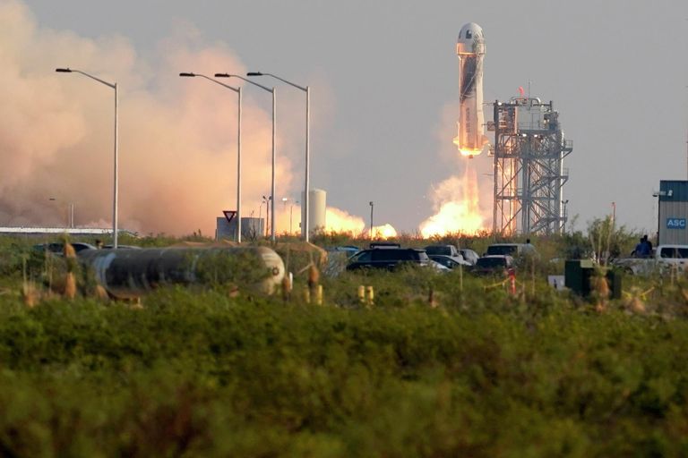 Старт многоразового космического корабля New Shepard с Джеффом Безосом на борту Старт многоразового космического корабля New Shepard с Джеффом Безосом на борту