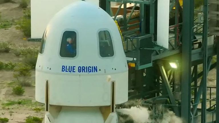 Многоразовый корабль New Shepard перед стартом Многоразовый корабль New Shepard перед стартом