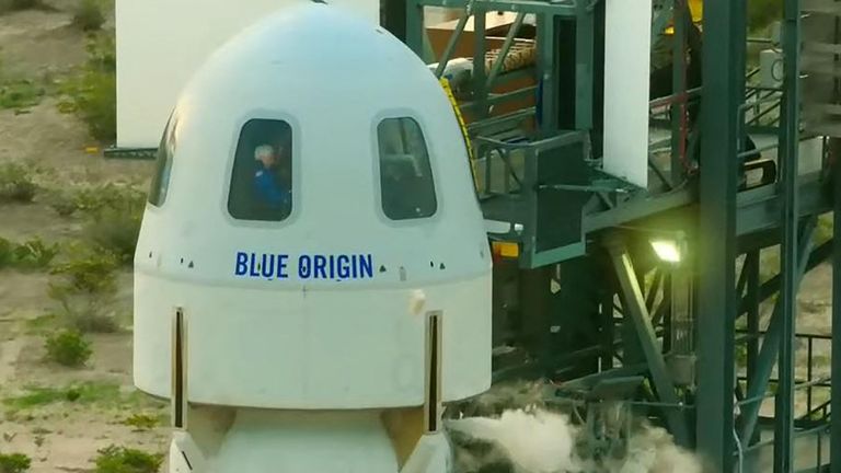 Многоразовый корабль New Shepard перед стартом Многоразовый корабль New Shepard перед стартом