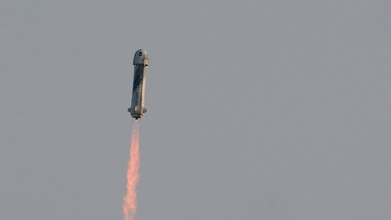 Многоразовый космический корабль New Shepard с Джеффом Безосом на борту во время первого пилотируемого полета Многоразовый космический корабль New Shepard с Джеффом Безосом на борту во время первого пилотируемого полета