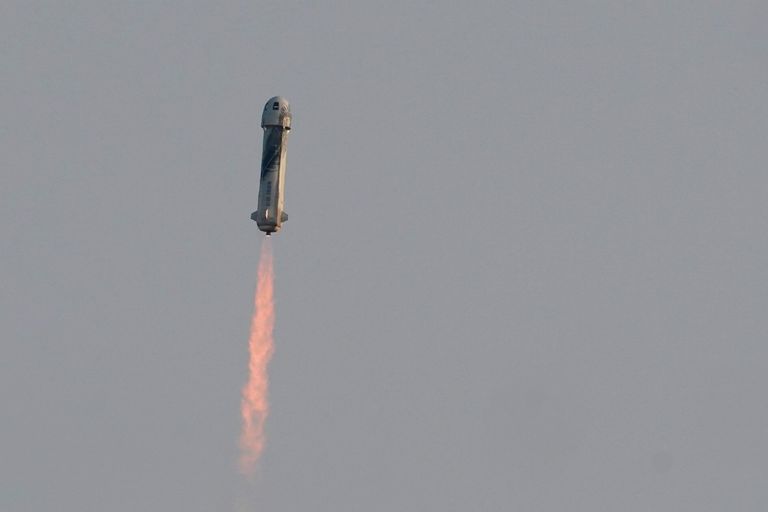 Многоразовый космический корабль New Shepard с Джеффом Безосом на борту во время первого пилотируемого полета Многоразовый космический корабль New Shepard с Джеффом Безосом на борту во время первого пилотируемого полета