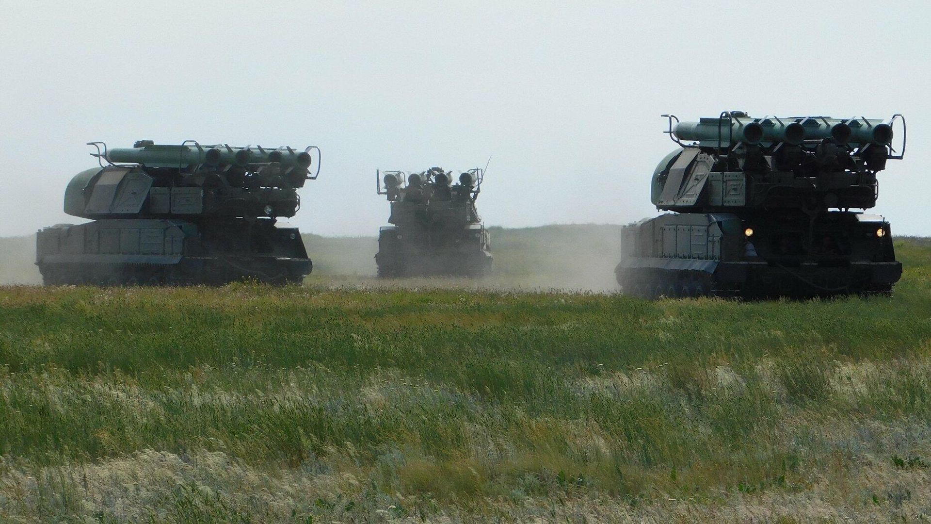Зенитно-ракетные комплексы Бук украинских ВС в районе границы с Крымом Зенитно-ракетные комплексы Бук украинских ВС в районе границы с Крымом - РИА Новости, 1920, 11.10.2021